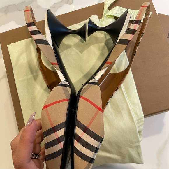 💯authentic Burberry shoes - Picture 3 of 7